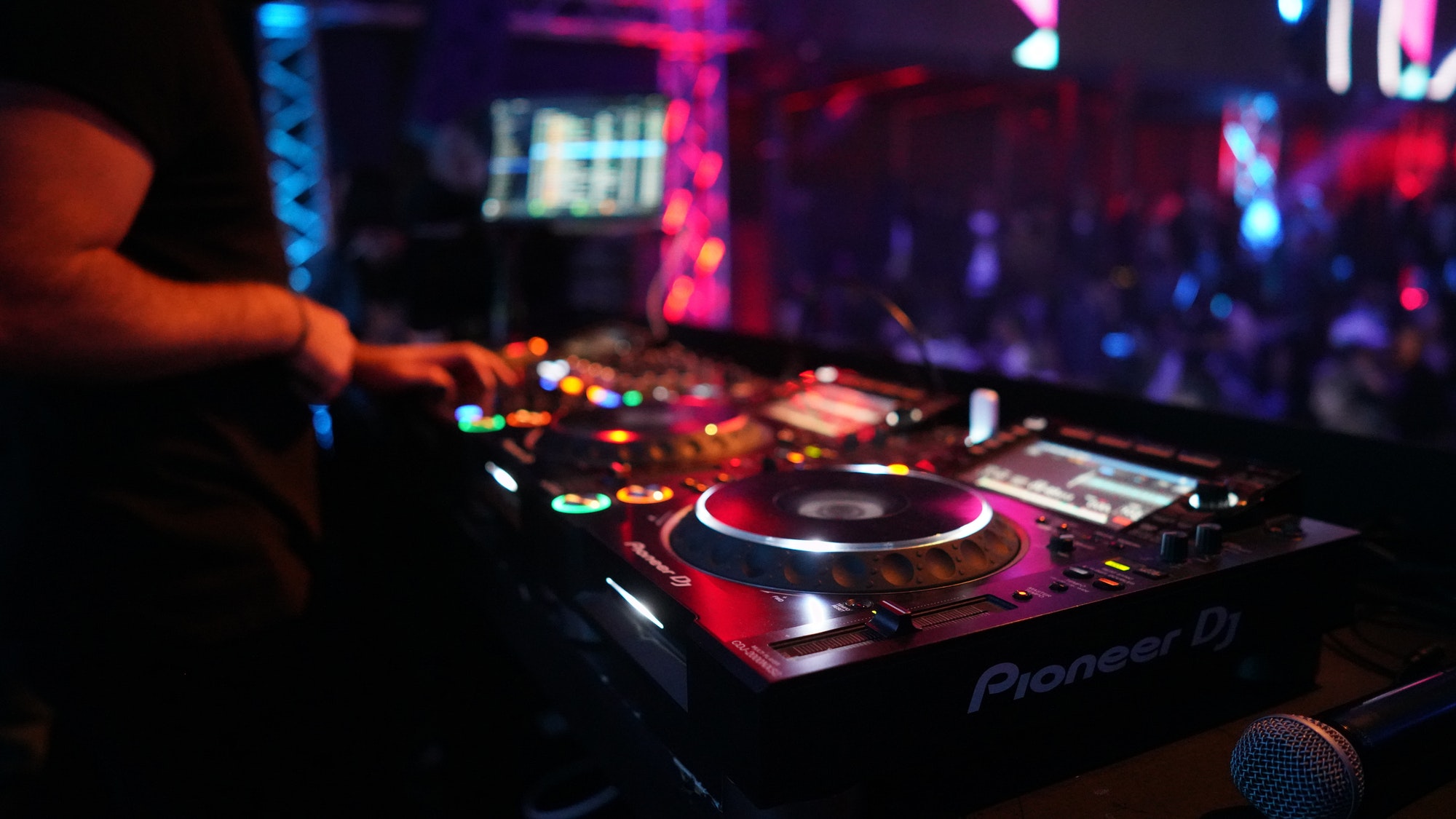 DJ